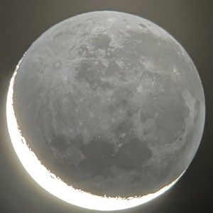 شاهد بالصورة.. ظاهرة مميزة حدثت للقمر بالتزامن مع ظهور هلال شهر شوال