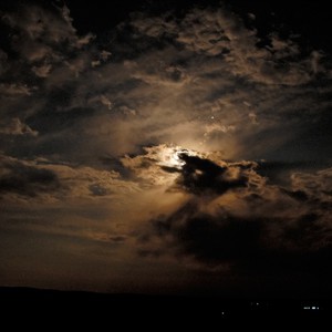 الليلة القادمة : انخفاض على درجات الحرارة وفرصة زخات المطر "الطينية " لا تزال قائمة 