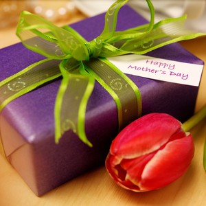 كيف تختار هدية لوالدتك في يوم الأم؟