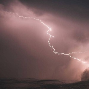 مقتل 27 وإصابة مئات في عاصفة رعدية بنيبال