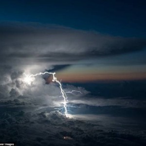 بالفيديو | بعد فترة من الإنقطاع..الأمطار تعود للمملكة من جديد الأحد والإثنين  