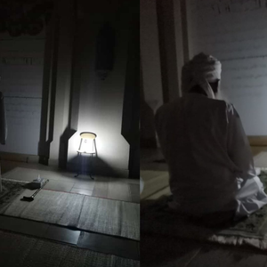 صور | بسبب انقطاع الكهرباء في معظم مناطق سلطنة عُمان سماحة الشيخ يُصلي العشاء في ظلمة الليل