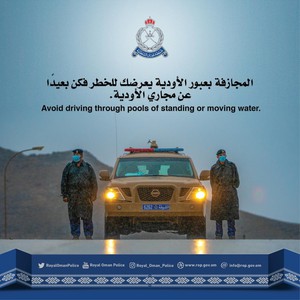 شرطة عُمان السلطانية تتعامل مع العديد من حالات الاحتجازات بسبب السيول والأمطار