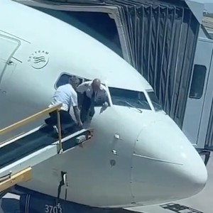 فيديو طريف: قائد طائرة بوينغ 737 يزحف إلى قمرة القيادة عبر النافذة.. والسبب 