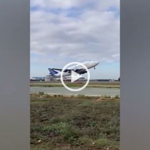 مشهد مُثير للتساؤلات | سقوط عجلة من طائرة بعد إقلاعها مُباشرة