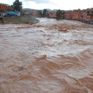 بعد أن لامست الحرارة الـ 40..عاصفة رعدية مطرية مفاجئة تُغرق أحياء مراكش بالمغرب  