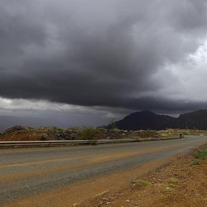 سواحل بحر عُمان: غيوم كثيفة ورياح نشطة وفرصة للأمطار نهاية الأسبوع