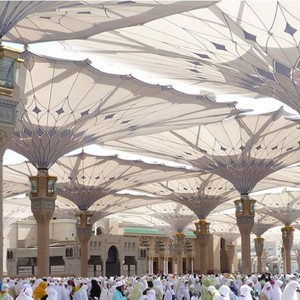 مظلات الحرم النبوي.. حماية من وهج الشمس وهطول الأمطار 