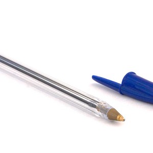 سبب هام لن تتوقعه لوجود ثقب في غطاء قلم الحبر الجاف