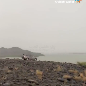 بالفيديو - السعودية | لحظة اصابة شاب سعودي بصاعقة رعدية إصابة مباشرة خلال توثيقة لأمطار جازان