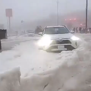 بالفيديو - الباحة الآن | طرق مغلقة ومركبات محاصرة وتراكمات هائلة للبَرَد بعد عاصفة غير مسبوقة ضربتها قبل قليل