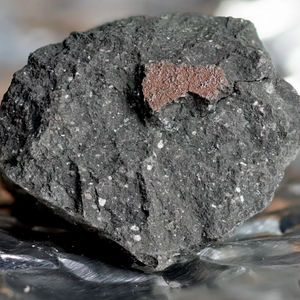 بالفيديو | نيزك ينهي رحلته الفضائية باختراق سقف منزل في نيوجيرسي