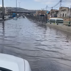 بالفيديو | اغلاق جسر البقعة بسبب ارتفاع منسوب المياه 