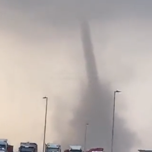 بالفيديو - الإمارات | رصد تشكل نادر لإعصار قمعي في منطقة المدام في الإمارات قبل قليل 