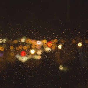 عمان بعد قليل | المزيد من السحب تندفع نحو العاصمة تحمل معها الأمطار و زخات من الثلج فوق الجبال العالية