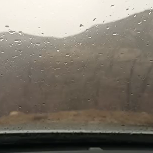 بالفيديو : امطار ورياح نشطة أحيانا في الطفيلة تحديدا منطقة ضانا صباح اليوم 