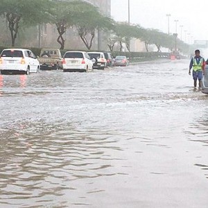 مقاطع فيديو تُظهر غزارة الأمطار والسيول الجارفة في عدة مناطق في السعودية