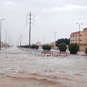 بالفيديو | سحب رعدية تغرق طرقات حفر الباطن وتحول بعض طرقها إلى سيول