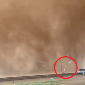 سلطنة عُمان | مشاهد غير إعتيادية لإعصار قمعي يطيح بأعمدة الإنارة في ولاية جعلان