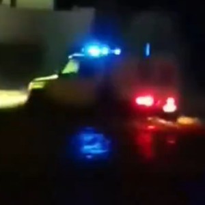 سلطنة عُمان | فرق الانقذ تتمكن من اخلاء شخصين حاصرتهم السيول في وادٍ بولاية الرستاق