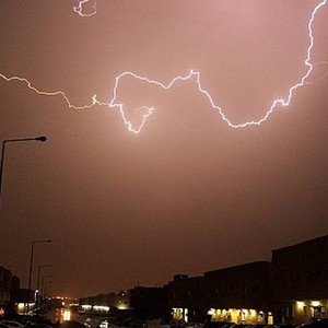 الكويت : الأرصاد الجوية تحذر من أمطار رعدية أحياناً يصحبها رياح قوية 