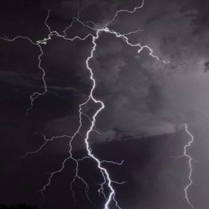 الإمارات وسلطنة عُمان | التقلبات الجوية و الأمطار مستمرة نهار اليوم الإثنين في العديد من المناطق 