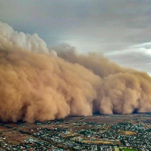 تنبيه هام | عاصفة ترابية شديدة التأثير جدارية الطابع تتقدم باتجاه حفر الباطن وتنبيه من المخاطر المتعددة المرافقة لها