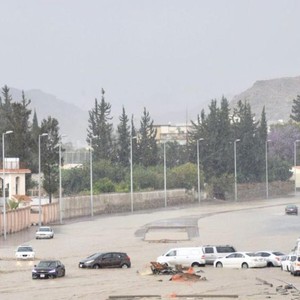 بالفيديو | أجواء عاصفة وماطرة بغزارة تعيشها "شفا الطائف" الان .. مشاهد من قلب الحدث