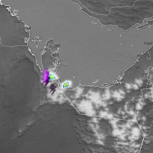 بشكل مفاجئ | سحب رعدية تتطور على حدود 3 دول خليجية تترافق بالأمطار