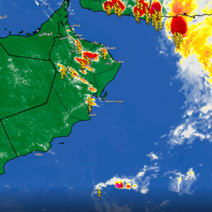 سلطنة عمان - 2:40م | بداية نشاط السحب الرعدية وهطل الأمطار والساعات القادمة تحمل المزيد