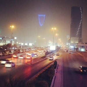 موجة غبار قوية تضرب الرياض و جدة وما بينهما 