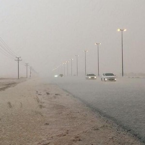 عاصفة بردية شديدة و حوادث سير تبطئ حركة السير على طريق الرياض – الدمام