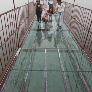 بالصور: شاهد أول جسر زجاجي معلق في الصين 