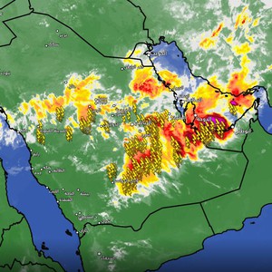 تحديث العاشرة ليلاً || استمرار السحب الرعدية على أجزاء واسعة من المملكة وتركزها لاحقا في الشرق