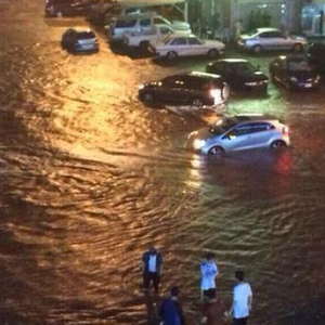 بالفيديو | صاعقة رعدية تصيب غابة سقام بنجران والسيول تداهم بعض أحيائها