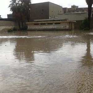 بالصور.. مياه الأمطار تغرق مدرسة في سحاب 