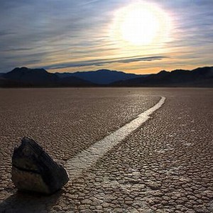 بالصور – لغز حير العلماء ، حجارة تتحرك لوحدها 