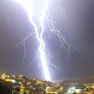 ليلة الجمعة/السبت: صاعقة رعدية تصيب محول كهربائي في الكرك وتتسبب في انقطاع الكهرباء