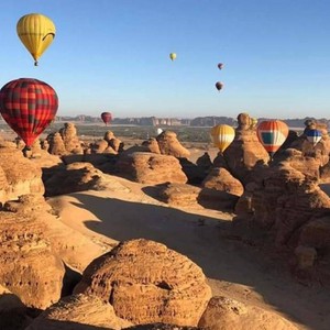 أغرب المظاهر الطبيعية والتشكيلات الصخرية في السعودية