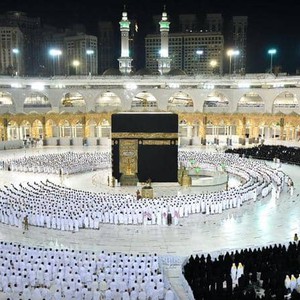 بالفيديو | لأول مرة منذ تفشي وباء كورونا.. صفوف المصلين في الحرم "بدون تباعد"