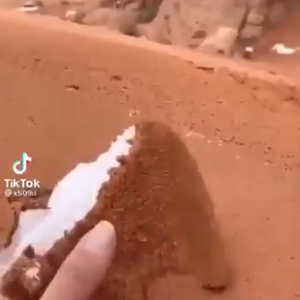 بالفيديو | ثلوج مدفونة تحت الرمال تثير الجدل في جبال تبوك! 