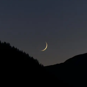 فلكية جدة: هلال جمادى الأولى يُزيّن الأفق الغربي الليلة