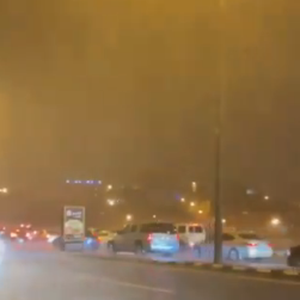 بالفيديو | أمطار رعدية مفاجئة تضرب مدينة أبها بغزارة عالية تزيد بهجة العيد بهجة .. شاهد الان 