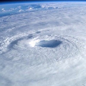 سلطنة عُمان || عين الاعصار "شاهين" تلامس سواحل سلطنة عُمان الان