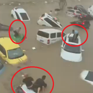 بالفيديو | مشاهد كارثية ومرعبة لفيضانات وسيول مقاطعة هينان جنوب الصين .. أغرقت كل شيء!