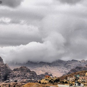 طقس الأحد: بارد وزخات أمطار مُنتظرة.. تكون على شكل ثلوج فوق قمم الشراه جنوب المملكة