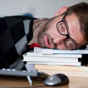 كيف يزيد الأرق في الشتاء من خطر الزيادة في الوزن؟