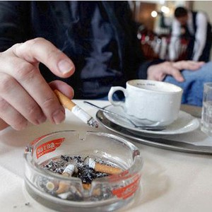 المدخنون يتسببون في اصابة الذين حولهم بالجلطة الدماغية