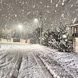 شاهد | مُرتفعات العاصمة عمان تتزين بالثلوج ليل الثلاثاء 7-2-2023