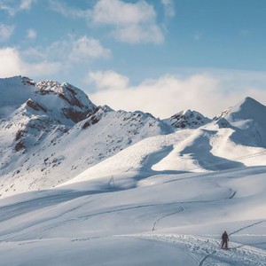 لأول مرة هذا الموسم | الثلوج تتساقط على المرتفعات الجبلية العالية في بعض الدول العربية